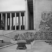 Paris XVIème arr.. Colonnade et murs du Palais d'Art moderne (Dondel, Aubert, Viard et Dastugue, architectes, 1937), décorés d'un bas-relief des "Légendes antiques", par Alfred-Auguste Janniot (1889-1969). 1939. © Roger-Viollet