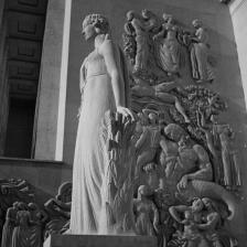 Statue de Paul Simon devant le bas-relief des "Légendes antiques" d'Alfred Auguste Janniot (1889-1969). Paris, palais d'Art moderne, Exposition internationale de 1937. © Gaston Paris / Roger-Viollet