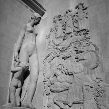 Femme et enfant, statue, et bas-relief des "Légendes antiques" d'Alfred Auguste Janniot (1889-1969), sculpteur français, Exposition internationale de 1937. Paris, palais d'Art moderne. © Gaston Paris / Roger-Viollet