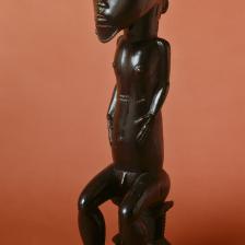 Personnage masculin assis sur un siège à quatre montants sculptés (vue de trois-quarts droit), Côte d'Ivoire (peuple Baoulé). Paris, musée d'Art moderne.  © Musée d'Art Moderne / Roger-Viollet