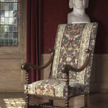 Fauteuil d'Honoré de Balzac (1799-1850), écrivain français. Noyer et laine. Paris, maison de Balzac. © E. Emo et St. Piera / Maison de Balzac / Roger-Viollet