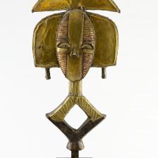 Anonyme. Figure de reliquaire. Bois, cuivre, laiton et fer. Haut-Ogooué, Kota. Paris, musée d'Art moderne.  © Eric Emo / Musée d'Art Moderne / Roger-Viollet 