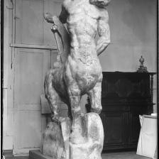 Antoine Bourdelle (1861-1929). "Centaure mourant, modèle à grandeur définitif", 1914. Photographie anonyme. Paris, musée Bourdelle. © Musée Bourdelle / Roger-Viollet 
