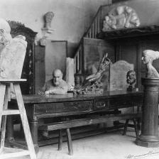 Antoine Bourdelle, sculpteur français, dans son atelier. Paris, ancienne impasse du Maine. © Roger-Viollet  