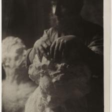 Antoine Bourdelle en chapeau les mains sur le plâtre. Photographie anonyme. Paris, musée Bourdelle.  © Musée Bourdelle / Roger-Viollet 
