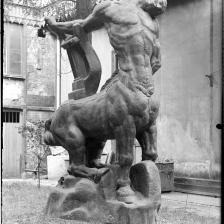 Antoine Bourdelle (1861-1929). "Centaure mourant" dans le jardin. Photographie anonyme. Paris, musée Bourdelle.  © Musée Bourdelle / Roger-Viollet 