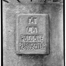 Antoine Bourdelle (1861-1929). "Détail du monument à Adam Mickiewicz". Inscription "A la Pologne ressuscitée". Photographie anonyme. Paris, musée Bourdelle.  © Musée Bourdelle / Roger-Viollet 