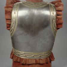  "Cuirasse d'apparat de Napoléon Ier (dos)". Objet d'art. Paris, musée Carnavalet. © Marie-Laure Berthier / Musée Carnavalet / Roger-Viollet 