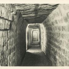 Catacombes, galerie y conduisant. Carte postale, Paris. © Roger-Viollet