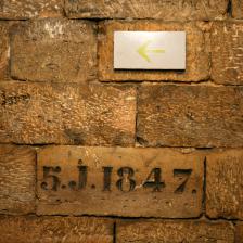 Plaque de confortation, Catacombes, Paris. © Musée Carnavalet / Didier Messina / Mairie de Paris