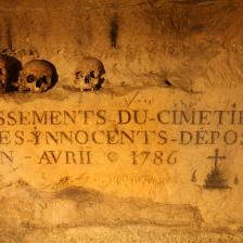 Plaque indiquant l’origine des ossements : Cimetière des innocents, déposés en avril 1786, Catacombes, Paris. © Musée Carnavalet / Philippe Ladet / Mairie de Paris
