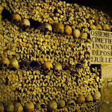 Hague et plaque – ossements du cimetière des Saints Innocents, Catacombes, Paris. © Musée Carnavalet / Alain Lahut / Mairie de Paris