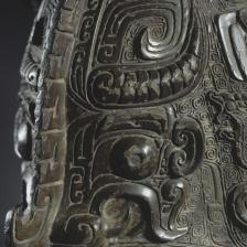 Vase You dit la Tigresse (détail dos). Bronze. 1ère moitié du XIème siècle av.J.C., fin de la dynastie des Shang, Province de Hunan. Paris, musée Cernuschi.  © Lyliane Degrâces / Musée Cernuschi / Roger-Viollet
