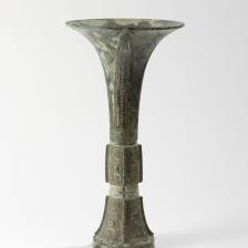 "Vase gue". Bronze. Chine, dynastie des Shang. Paris, musée Cernuschi. © Stéphane Piera /Musée Cernuschi / Roger-Viollet 