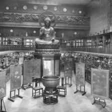 Salle du Bouddha (ancienne présentation). Photographie anonyme. Paris, musée Cernuschi. © Philippe Ladet / Musée Cernuschi / Roger-Viollet 