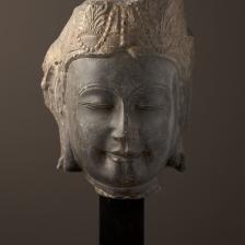 Tête de Bodhisattva. Calcaire noir. Chine, début de la dynastie des Sui. Paris, musée Cernuschi. © Stéphane Piera / Musée Cernuschi / Roger-Viollet 