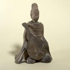 Joueur de pipa en terre cuite, Chine, époque des Wei du Nord (386-534). Paris, musée Cernuschi. © Philippe Ladet / Musée Cernuschi / Roger-Viollet 