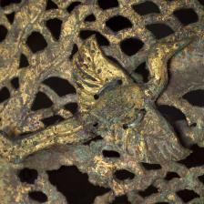 Parure funéraire, masque féminin et coiffe féminine à ailettes. Bronze doré. Paris, musée Cernuschi © Stéphane Piera / Musée Cernuschi / Roger-Viollet 