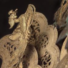 Parure funéraire, masque masculin et coiffe masculine à ailettes. Bronze doré. Paris, musée Cernuschi © Stéphane Piera / Musée Cernuschi / Roger-Viollet 