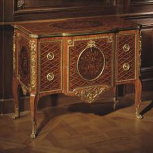 Martin Carlin (vers 1730-1785). "Commode à ressaut, avec motif floral en médaillon sur fond de treillis, époque Louis XVI (vue d'ensemble dans la salle sans fond). Bois, bronze, vers 1770. Paris, musée Cognacq-Jay. © Musée Cognacq-Jay / Roger-Viollet