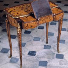 Jean-François Œben (attribué à). Table mécanique en chêne, marqueterie à décor floral, plateau coulissant en cuir, bronzes dorés, vers 1760. Paris, musée Cognacq-Jay. © Musée Cognacq-Jay / Roger-Viollet 