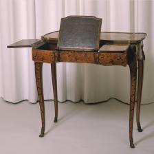 Jean-François Œben (attribué à). Table mécanique en chêne, marqueterie à décor floral, plateau coulissant en cuir, bronzes dorés, vers 1760. Paris, musée Cognacq-Jay. © Musée Cognacq-Jay / Roger-Viollet 