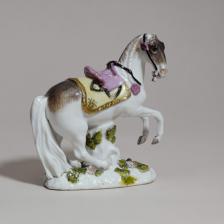 Attribué à Johann-Joachim Kaendler (1706-1775). "Cheval harnaché se cabrant", entre 1745 et 1750. Porcelaine allemande de Meissen. Paris, musée Cognacq-Jay. © Patrick Pierrain / Musée Cognacq-Jay / Roger-Viollet 