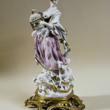 Johann-Joachim Kaendler (1706-1775). "Bergère tenant une cage, vers 1750". Porcelaine. Paris, musée Cognacq-Jay.  © Musée Cognacq-Jay / Roger-Viollet 