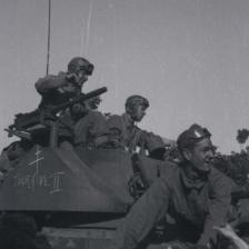 Char Touraine (Sherman américain) d’une colonne de la 2e division blindée à la porte d’Orléans, 25 août 1944  © Coll. Sénéchal, Musée du Général Leclerc et de la Libération de Paris/Musée Jean Moulin (Paris Musées) 