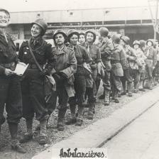 Embarquement des Rochambelles (ambulancières) à Southampton, port du sud de l’Angleterre, 30 juillet 1944  © Musée du Général Leclerc et de la Libération de Paris/Musée Jean Moulin (Paris Musées) 