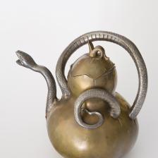 Léon Kann (1859-1925), Théière Serpent, cuivre et étain, 1905.  © Florian Kleinefenn / Paris Musées