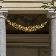 Petit Palais, vue du jardin, détail d'une guirlande et chutes, bronze doré. © Pierre Antoine / Paris Musées