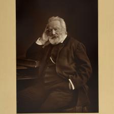 Nadar (Paul Félix Tournachon, dit). "Victor Hugo assis, accoudé à un livre, tête dans sa main droite", 1878. Paris, Maison de Victor Hugo.  © Maisons de Victor Hugo / Roger-Viollet 