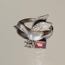 Bague italienne représentant une colombe, faite d'une épingle de cravate ayant appartenu à Calamatta. Paris, musée de la Vie romantique. © Musée de la Vie Romantique / Roger-Viollet 