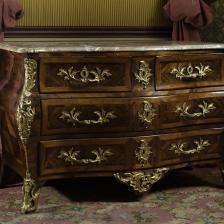 Commode époque Louis XV, estampillée L. Rochette, ébéniste. Marqueterie de bois de rose à motif décoratif. Paris, musée de la Vie Romantique. © Fr. Cochennec et E. Emo / Musée de la Vie Romantique / Roger-Viollet