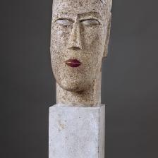 Ossip Zadkine (1890-1967). "Tête de femme". Pierre incrustation de marbre et rehauts de couleur, vers 1924. Ancienne collection Eileen Gray. Paris, musée Zadkine. © Eric Emo / Musée Zadkine / Roger-Viollet ADAGP