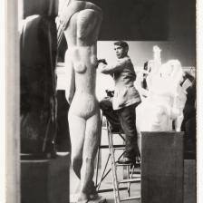 Ossip Zadkine taillant le bois de "Rebecca" ou "La grande porteuse d'eau", dans son atelier de la rue d'Assas. Photographie anonyme, vers 1927. Paris, musée Zadkine. © Musée Zadkine / Roger-Viollet